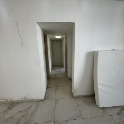 מסדרון עם קירות צבועים ולכלוך קל על הרצפה