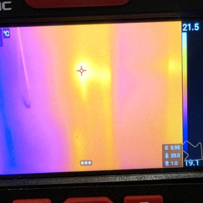 תצוגת מצלמה תרמית עם צבעים שונים