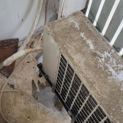 יחידת מזגן מלוכלכת עם סימני מים וסבון