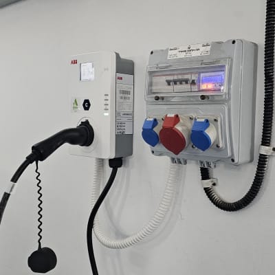עמדת טעינה עם חיבורים חשמליים על קיר