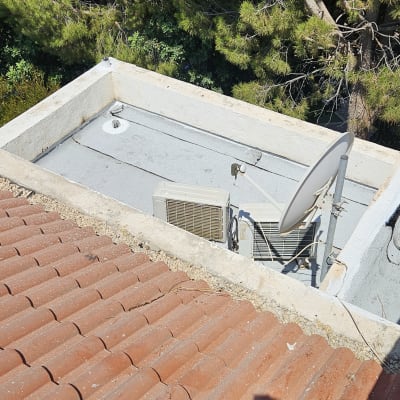 גג שטוח עם ציפוי איטום לבן ואנטנה