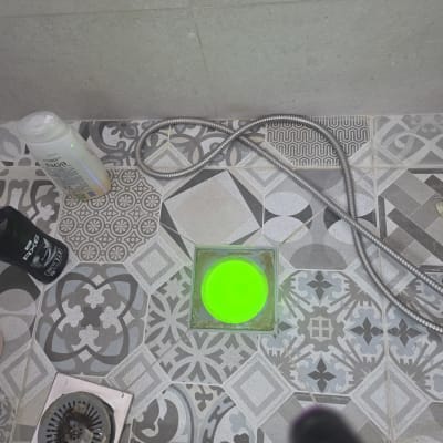 בדיקת נזילות עם מכשיר על רצפת חדר אמבטיה