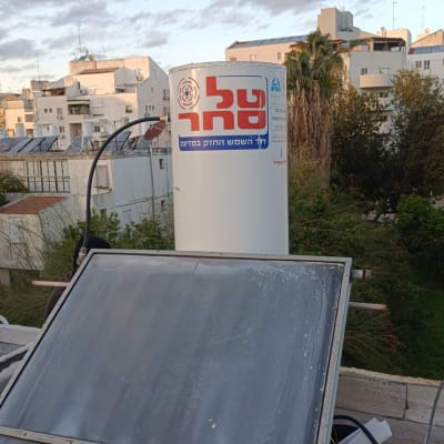 דוד שמש ומערכת סולארית על גג בניין