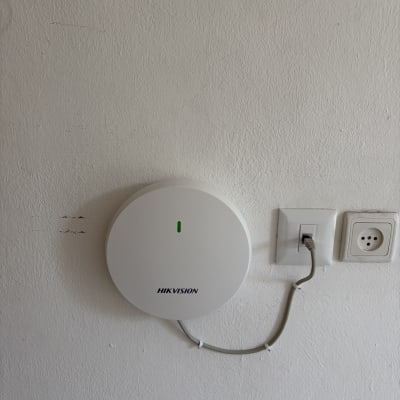 התקן רשת Hikvision מותקן על קיר