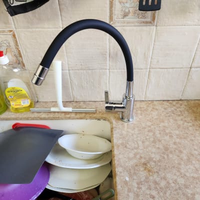 ברז מטבח עם כלים בכיור