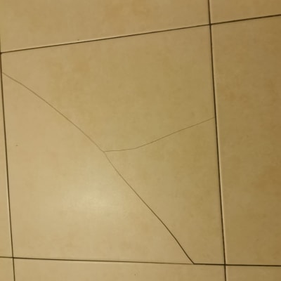 אריח רצפה סדוק עם קווים דקים