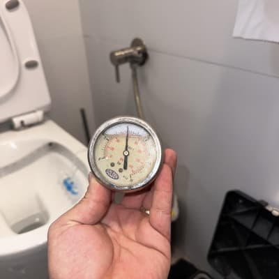 מד לחץ מים ליד אסלה בשירותים