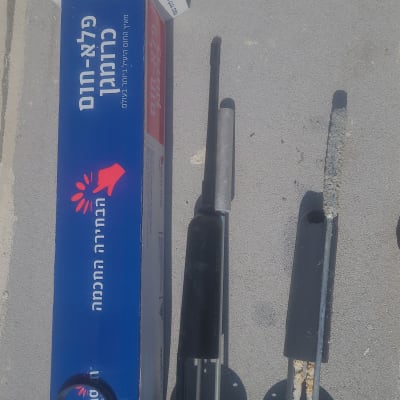 אריזת דוד שמש ושני גופי חימום מונחים על הקרקע