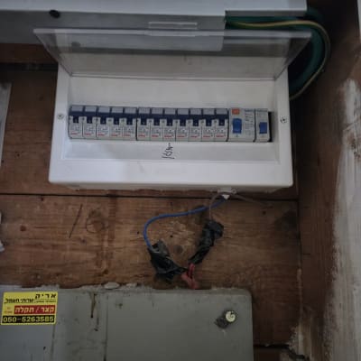 לוח חשמל עם חוטים ומתגים חשמליים