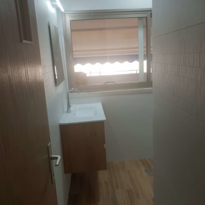 כיור עם ברז בחדר אמבטיה נקי ומסודר