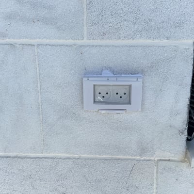 שקע חשמל כפול מותקן על קיר חיצוני