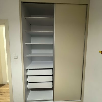 ארון עם מדפים ומגירות פתוחות למחצה