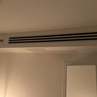 מערכת מיזוג אוויר עם פתחי אוורור בתקרה