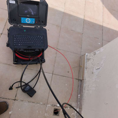 מכשיר איתור נזילות עם כבלים על רצפה