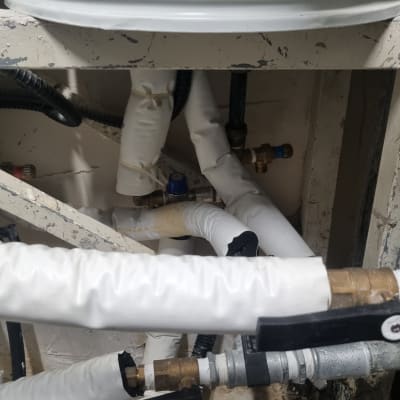 צנרת מבודדת מחוברת לדוד שמש