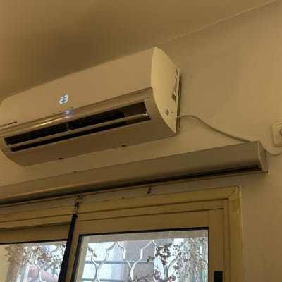 מזגן קיר עם תצוגת טמפרטורה 23 מעלות