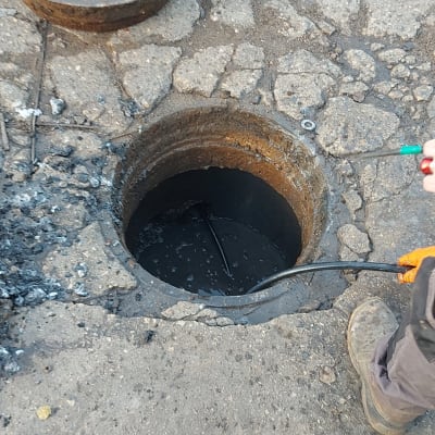 פתח ביוב עם צינור עבודה בשטח