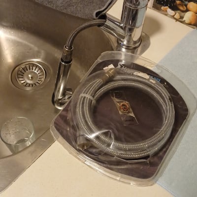 ברז מטבח וצינור גמיש באריזה