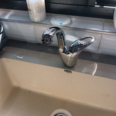 ברז כרום מעל כיור מטבח עם ניקוז