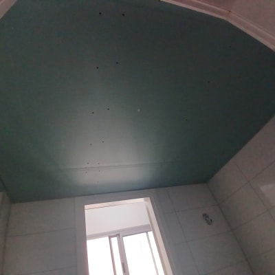 תקרת גבס עם חיבורים וברגים נראים