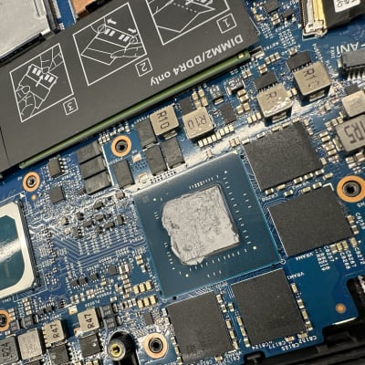 לוח אם עם רכיבים אלקטרוניים ומעבד