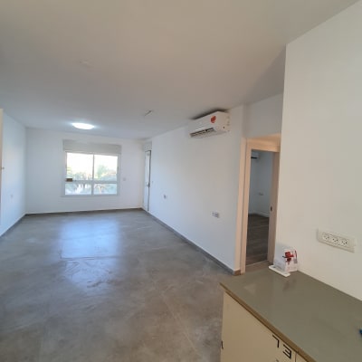 חדר ריק עם רצפת אריחים ומזגן מותקן