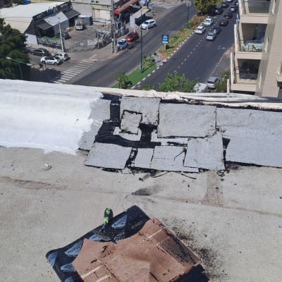 תיקון גג עם יריעות ביטומניות וכלי עבודה