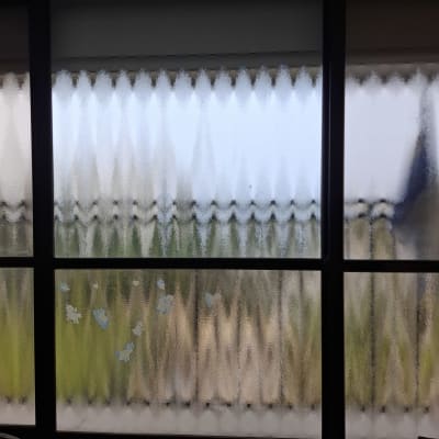חלון זכוכית עם דוגמאות מטושטשות
