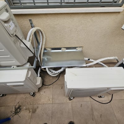 יחידות מיזוג אוויר עם צינורות אטומים בקיר