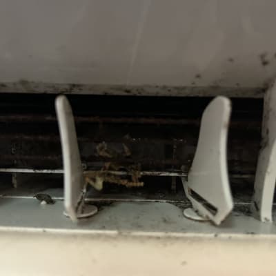 תריסי מזגן מלוכלכים עם אבק ולכלוך