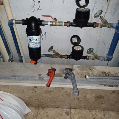 כלי עבודה וצנרת מים עם מסנן ומדי מים