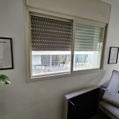 חלון אלומיניום עם תריסים חיצוניים