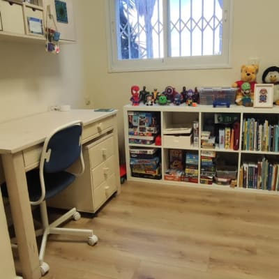 רצפת פרקט עץ בהירה בחדר ילדים