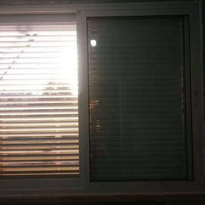 חלון אלומיניום עם תריסים פתוחים למחצה