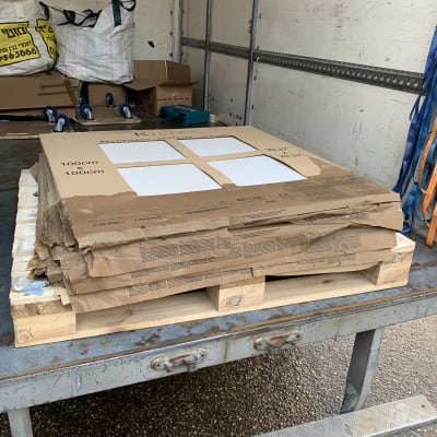 קרטונים על משטח עץ בתוך משאית הובלה