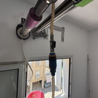 התקנת מזגן עם צינור ומתקן על קיר