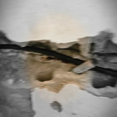 קיר עם חור וצינור חשוף