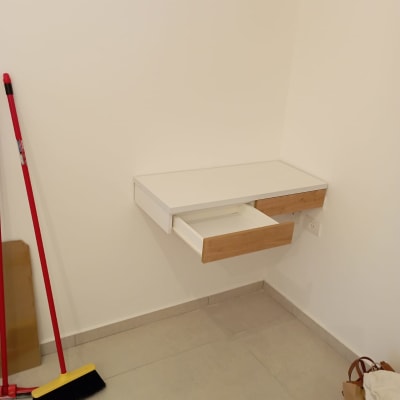 מגירה תלויה על הקיר עם חזית עץ פתוחה