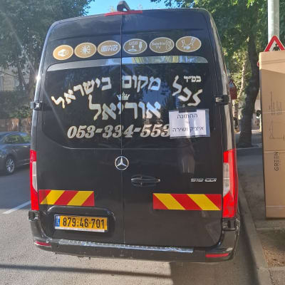 רכב הסעות עם כיתוב על שמשה אחורית