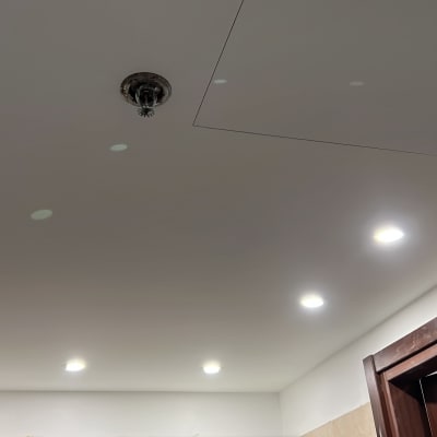 תקרה עם תאורה ומערכת כיבוי אש