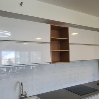 ארונות מטבח לבנים עם מדפים פתוחים מעץ