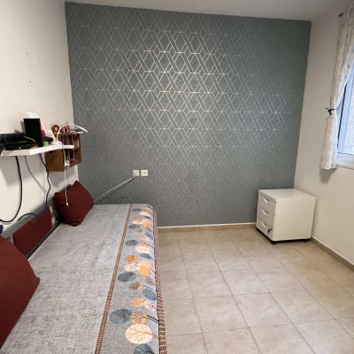 טפט גיאומטרי על קיר בצבע אפור כהה