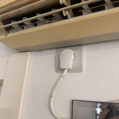 שקע חשמל עם תקע מחובר לקיר