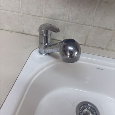 ברז וכיור במטבח עם אריחי קרמיקה