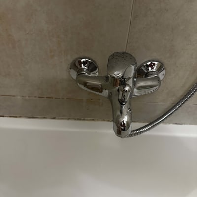 ברז אמבטיה עם צינור מתכת