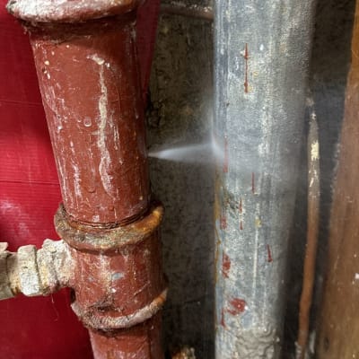 צינור דולף עם מים זורמים