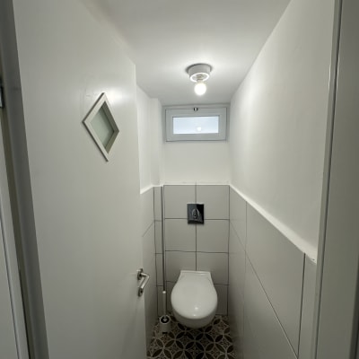 שירותים עם קירות צבועים ולבנים