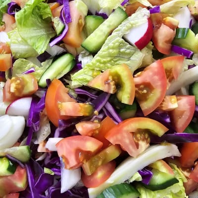 סלט ירקות טרי עם עגבניות, מלפפונים וכרוב סגול