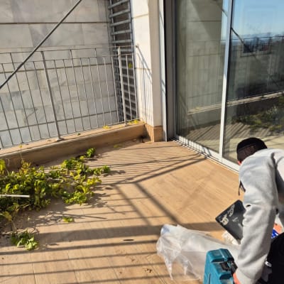 אדם מחזיק כלי עבודה ליד דלת זכוכית