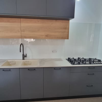 שתי כוסות זכוכית על השיש ליד הכיור